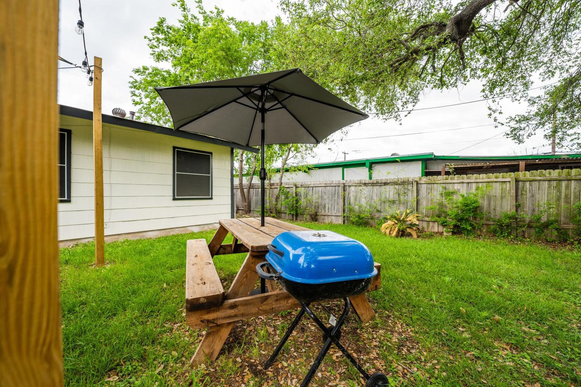 Cozy 3 Bedroom With Hot Tub 2 Min Away From Lackland San Antonio Kültér fotó