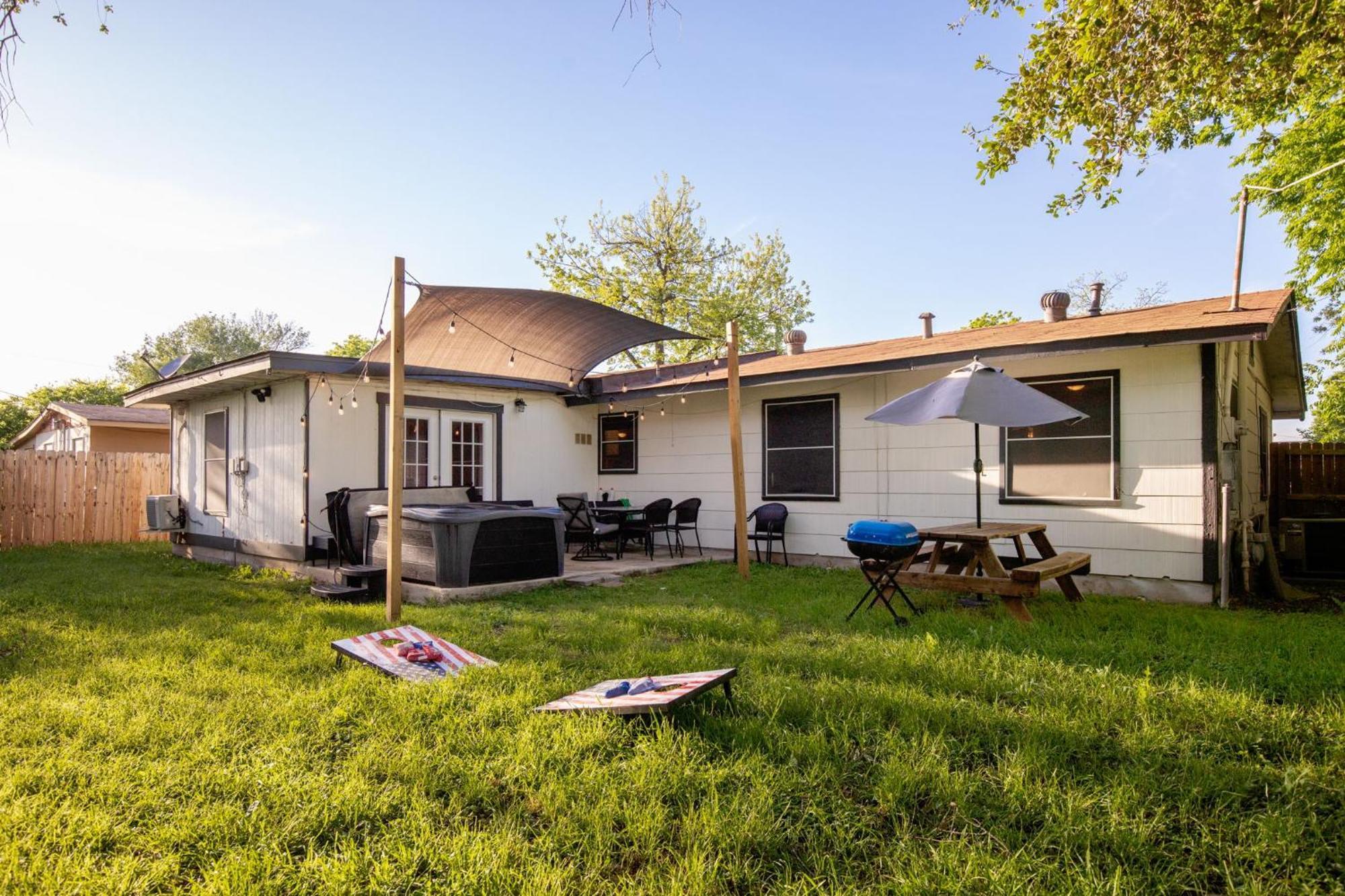 Cozy 3 Bedroom With Hot Tub 2 Min Away From Lackland San Antonio Kültér fotó
